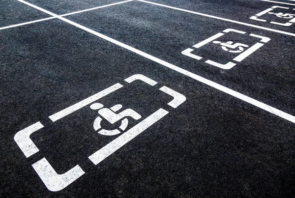 Plazas de aparcamiento con señales para discapacitados o discapacitados — Foto de Stock