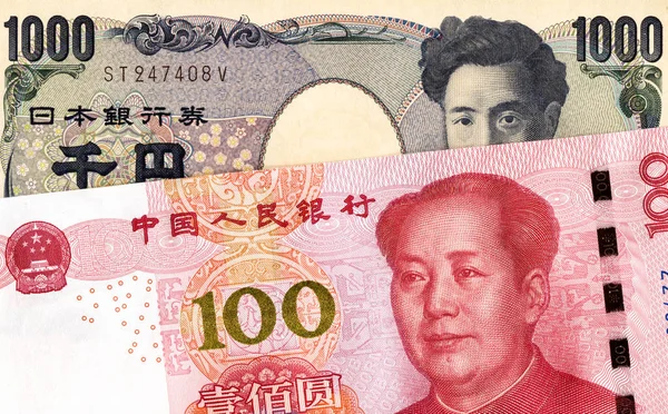 Japanse yen biljet en chinese yuan munt — Stockfoto