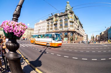 Nevsky Prospect ve eski şarkıcı House görüntüleme