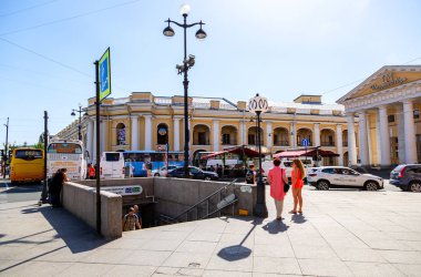 Nevsky Prospekt ve metro istasyonunda Gostiny dvor görüntülemek