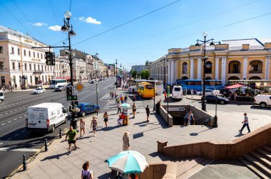 Nevsky Prospekt ve metro istasyonunda Gostiny dvor görüntülemek