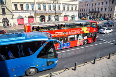 Kırmızı otobüs şehir gezi ve diğer ulaşım Nevsky Prospect üzerinde