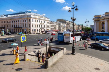 Nevsky Prospekt ve metro istasyonunda Gostiny dvor görüntülemek