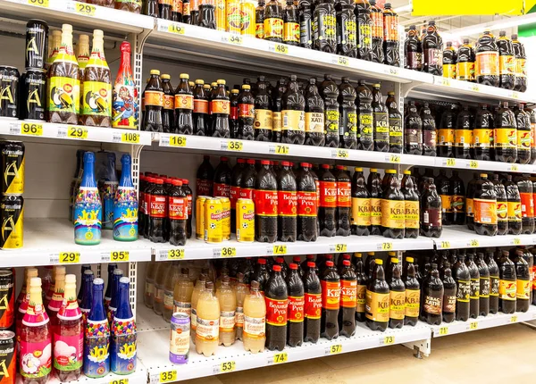 Verschiedene frische Getränke stehen zum Verkauf bereit — Stockfoto
