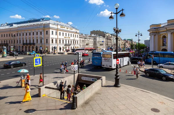 Vista sobre Nevsky Prospekt e estação de metrô Gostiny dvor — Fotografia de Stock