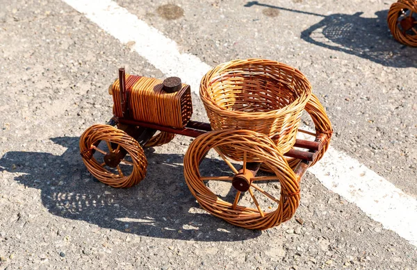 Handmade brinquedo de vime de madeira perto — Fotografia de Stock