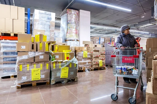 Interieur van de retail-discounter Svetofor — Stockfoto