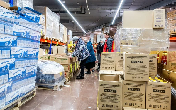 Interior of the retail discounter Svetofor — Stock Photo, Image