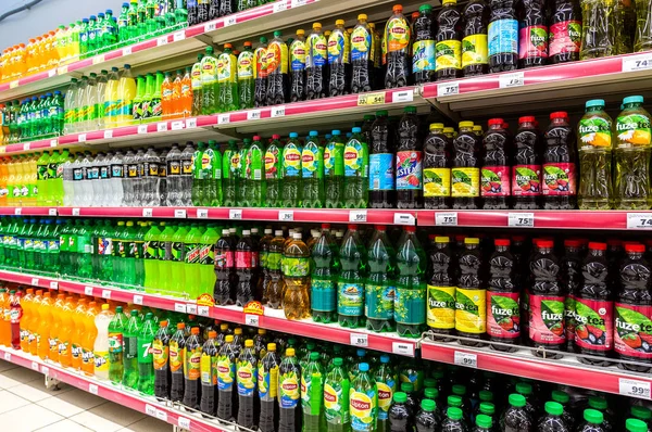 Verschiedene frische Getränke stehen zum Verkauf bereit — Stockfoto