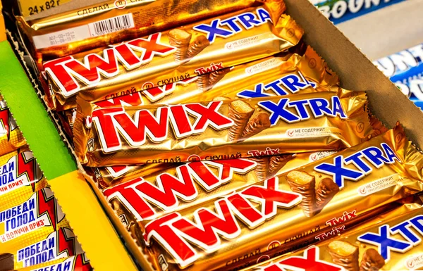 Twix chocolate bars on store shelf — Stock Photo, Image