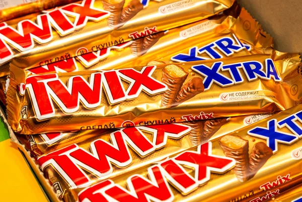 Twix chocolate bars on store shelf — Stock Photo, Image