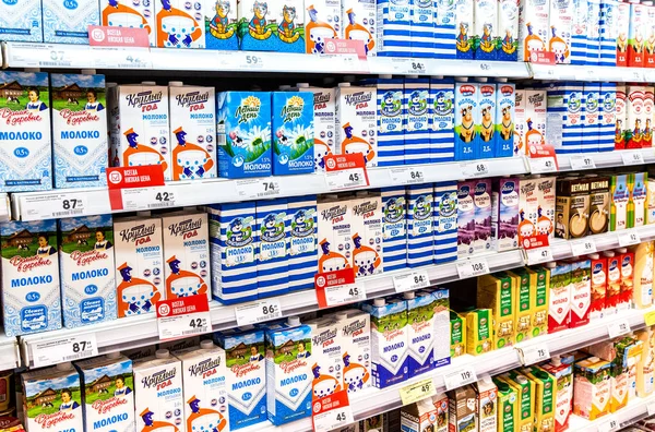 Vários produtos lácteos frescos prontos para venda no supermercado — Fotografia de Stock