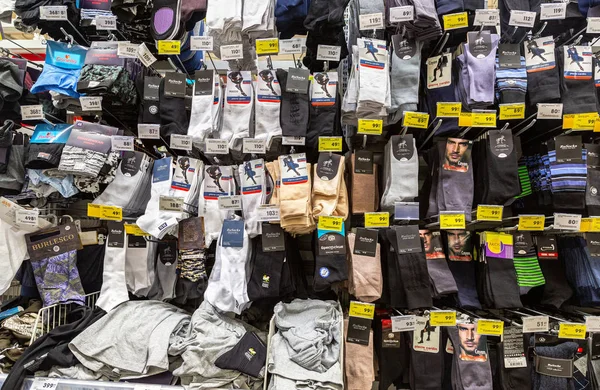 Verschiedene Herrensocken zum Verkauf — Stockfoto