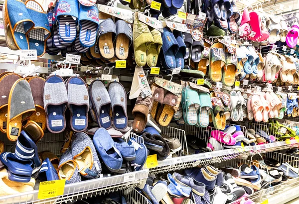 Verschiedene Hausschuhe, die im Verbrauchermarkt verkauft werden — Stockfoto