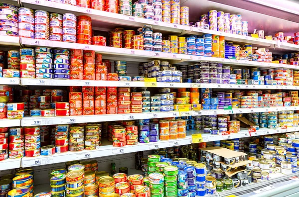 Conservas de pescado en latas para la venta en hipermercado — Foto de Stock