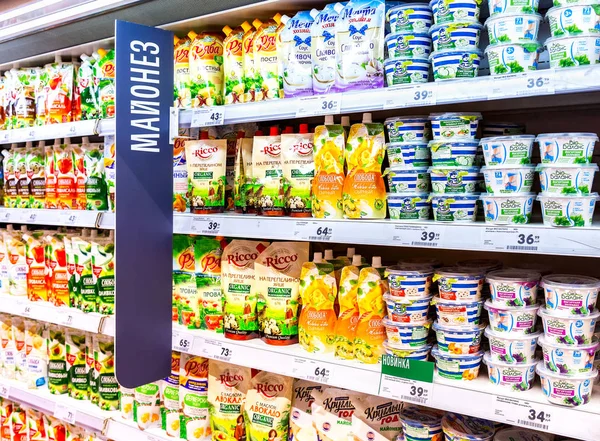 Mayonnaise zum Verkauf im Supermarkt der Kette — Stockfoto