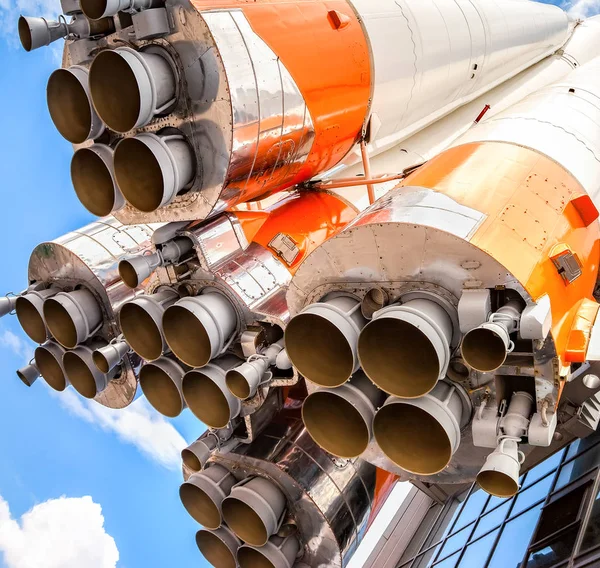 Raketentriebwerke echter Weltraumtransportraketen — Stockfoto