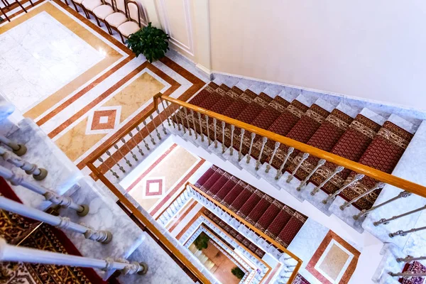 Trap met spoor railing in het Konstantinovsky paleis — Stockfoto