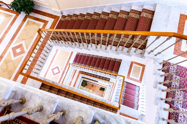 Konstantinovsky Sarayı 'nda Trakor korkuluk ile merdiven Telifsiz Stok Fotoğraflar