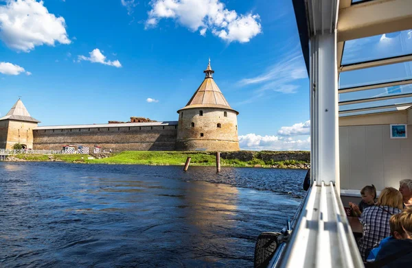 Výletní loď plující na řece Neva do historického fortru — Stock fotografie