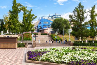 Şehir içinde farklı çiçekler ile büyük çiçek yatağı