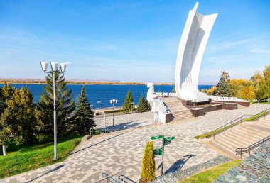Beyaz yelken ile bir gemi şeklinde anıt 