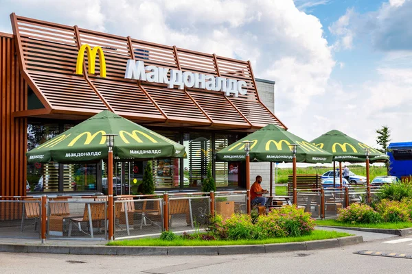 McDonald 's restaurante de comida rápida en el día de verano —  Fotos de Stock