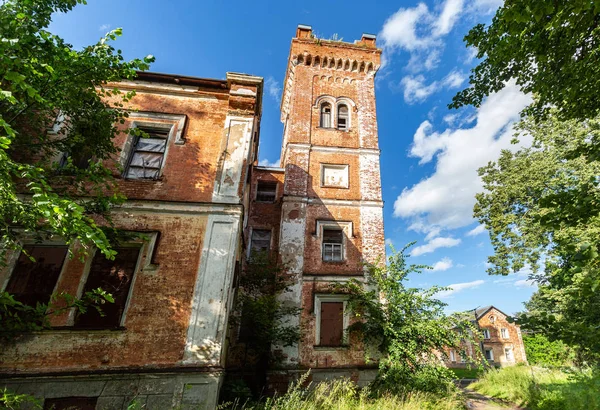 Old abandoned brick building in summer day — Stock Photo, Image