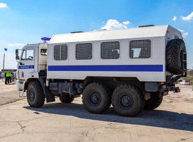 Şehir sokakta Rus polisi ağır kamyon