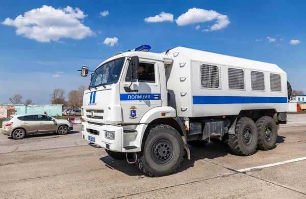 Şehir sokakta Rus polisi ağır kamyon — Stok fotoğraf