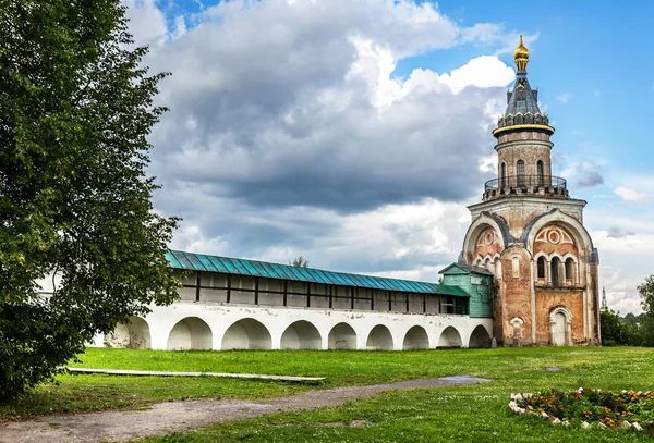 Wieża świec w klasztorze Borisoglebsky w Torzhok, Rosja — Zdjęcie stockowe