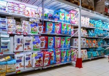 Tek kullanımlık bebek bezi, zincir hipermarket rafında görüntülenir