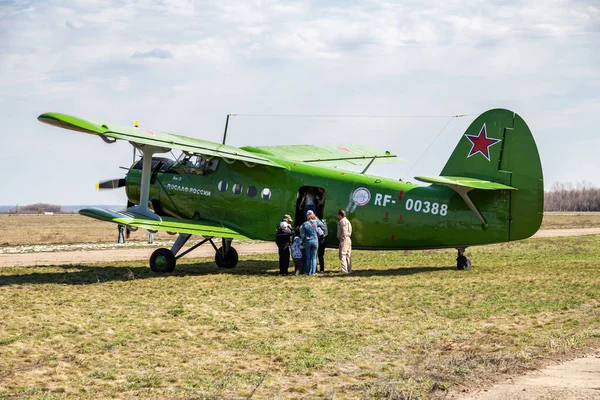 Antonov an-2 je Sovětský dvouplošník, který vyrábí hromadně vyráběné motory — Stock fotografie