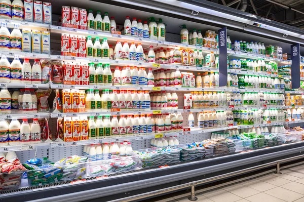 Varios productos lácteos frescos listos para la venta — Foto de Stock