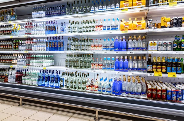 Silné alkoholické nápoje připravené k prodeji v supermarketu — Stock fotografie