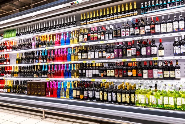 Alkoholische Getränke stehen im Supermarkt zum Verkauf bereit — Stockfoto