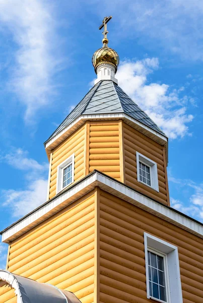 木制东正教教堂在天空中的映衬 — 图库照片