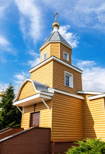 Église orthodoxe en bois contre le ciel — Photo