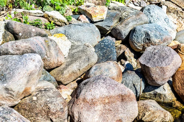 Pilha de grandes pedregulhos como fundo — Fotografia de Stock