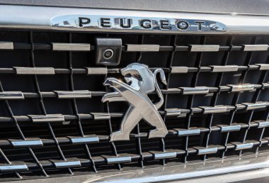 Arabada Peugeot logosu