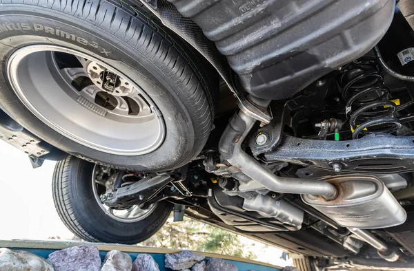 Araba Hyundai Grand Santa Fe altından görünümü — Stok fotoğraf