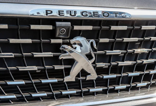 Logotipo de Peugeot en el coche — Foto de Stock