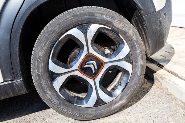 Citroen logolu araba tekerleği — Stok fotoğraf