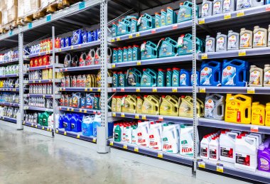 Motor yağı ile farklı plastik kutular