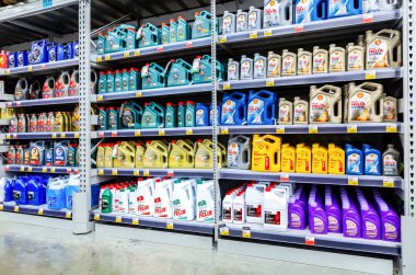 Motor yağı ile farklı plastik kutular