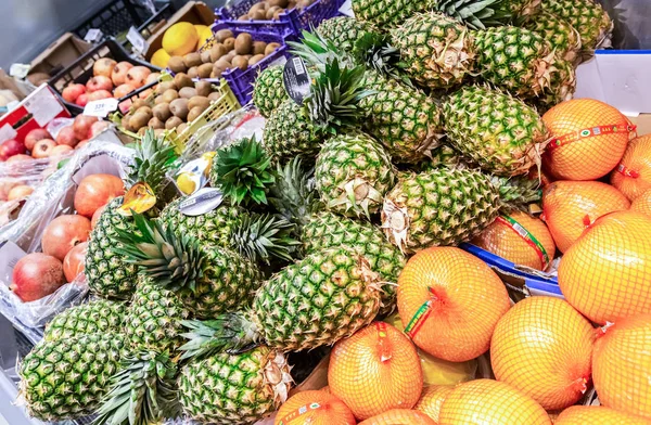 Frische Ananas und andere Früchte zum Verkauf bereit — Stockfoto