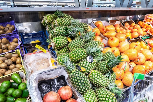 Ananas frais et autres fruits prêts à la vente — Photo