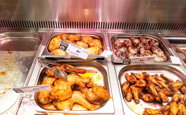 Showcase ízletes grillezett csirkehússal — Stock Fotó