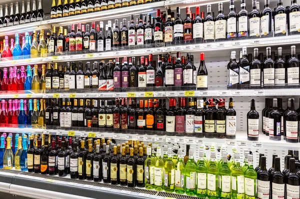 Diverses boissons alcoolisées en bouteille prêtes à la vente — Photo