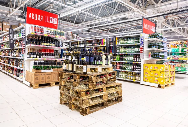 Verschiedene alkoholische Getränke in Flaschen stehen zum Verkauf bereit — Stockfoto